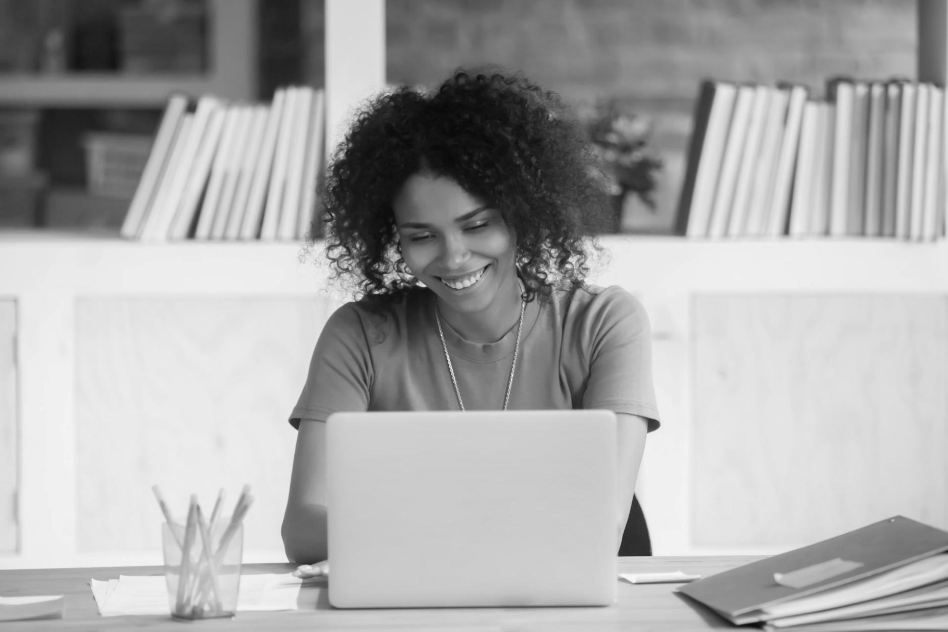 Arbeitsbereich mit modernen Design-Tools und Skizzen